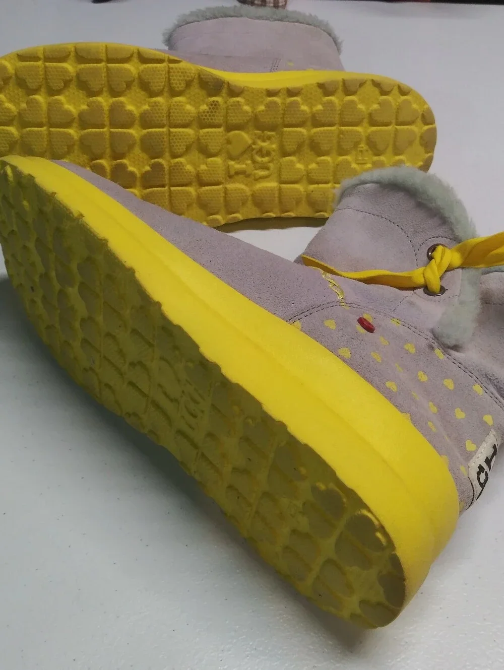 UGG Women's Knotty Moonstone Hearts Suede Gray Yellow Bow Boot Size 9